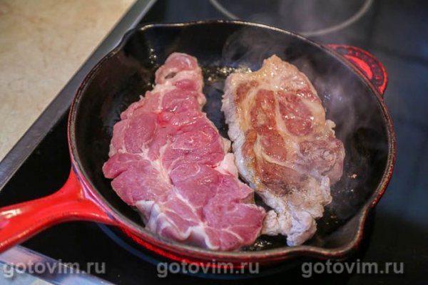 Отбивные из свиной шейки с соусом из феты и чили