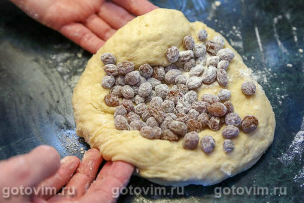 Кулич с изюмом и шоколадной начинкой