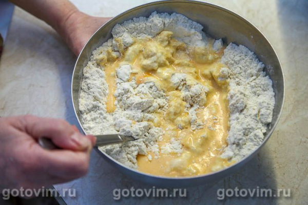Кулич с начинкой крем-манго, белого шоколада и сливок 