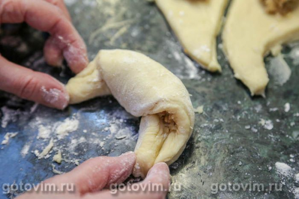 Рогалики с яблоками и орехами из теста на кефире