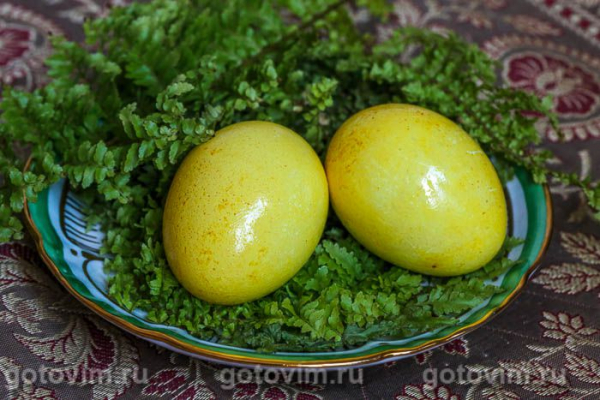 Как покрасить яйца куркумой