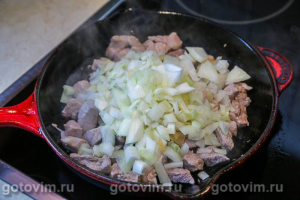 Свинина, жаренная с пекинской капустой и соевым соусом