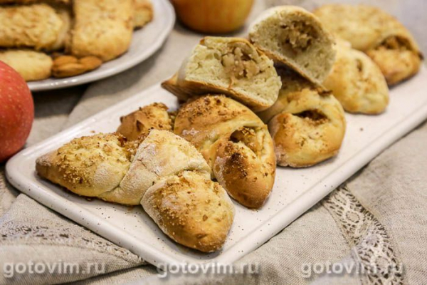 Рогалики с яблоками и орехами из теста на кефире