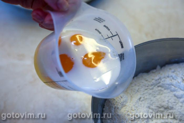 Кулич с изюмом и шоколадной начинкой