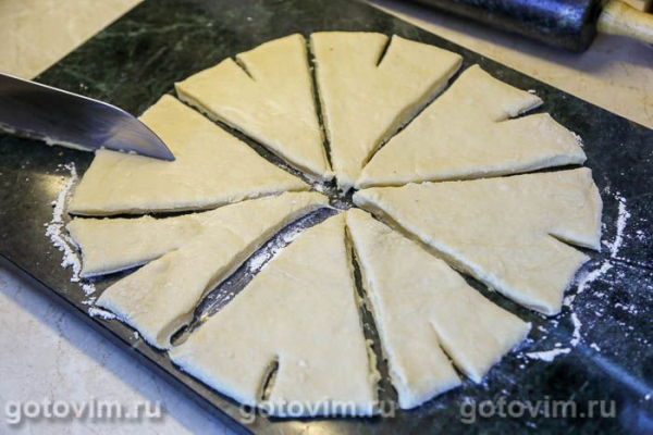 Рогалики с яблоками и орехами из теста на кефире