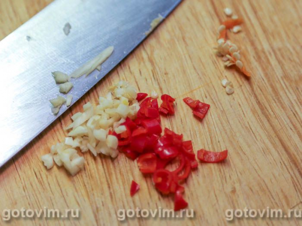 Суп куриный с грибами, перцем чили и яичной болтушкой