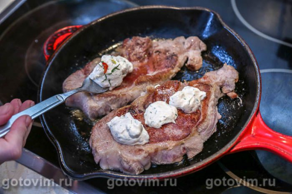 Отбивные из свиной шейки с соусом из феты и чили