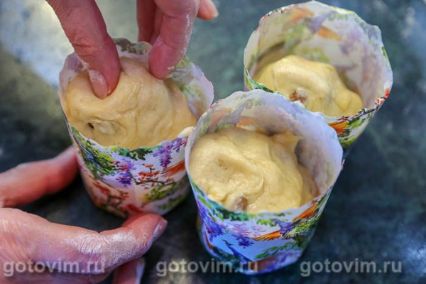Кулич с изюмом и шоколадной начинкой