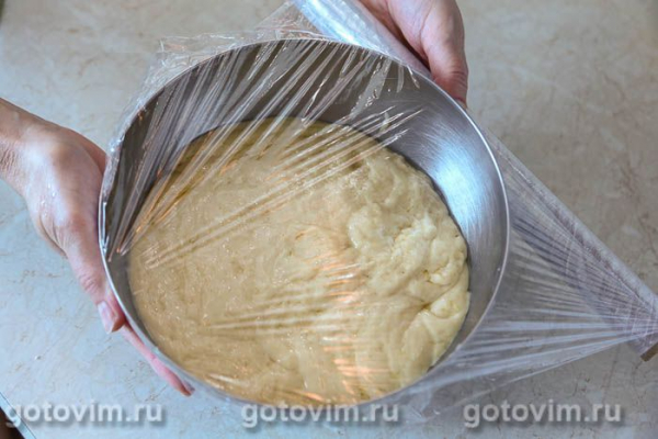 Кулич с изюмом и шоколадной начинкой