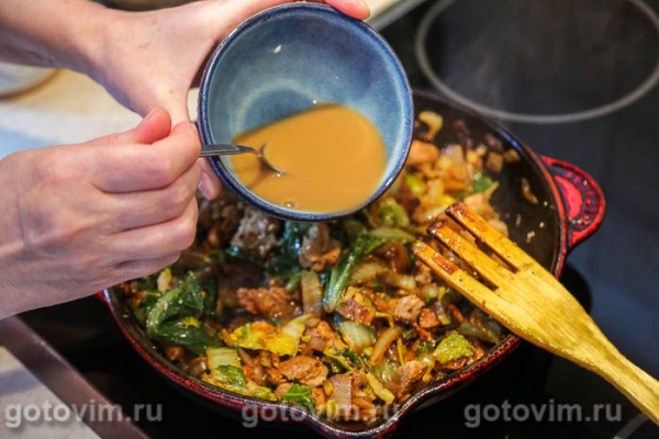 Свинина, жаренная с пекинской капустой и соевым соусом