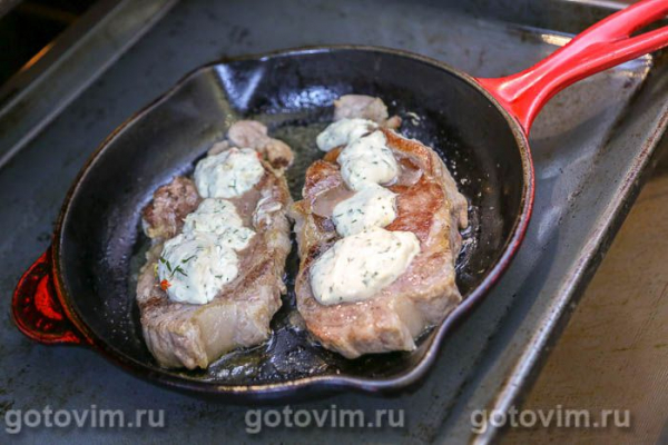 Отбивные из свиной шейки с соусом из феты и чили