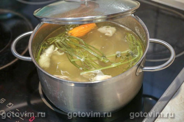 Суп куриный с грибами, перцем чили и яичной болтушкой