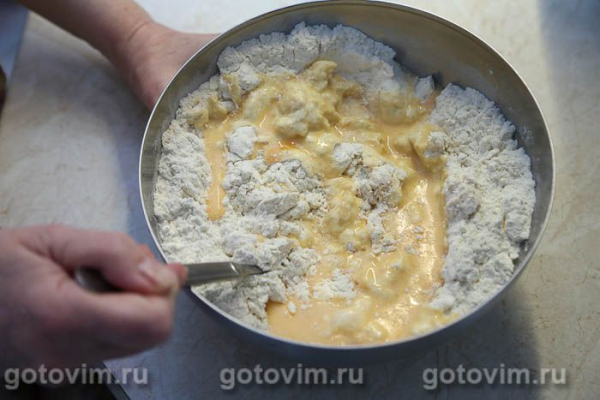 Кулич с изюмом и шоколадной начинкой