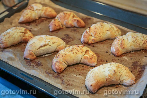 Рогалики с яблоками и орехами из теста на кефире
