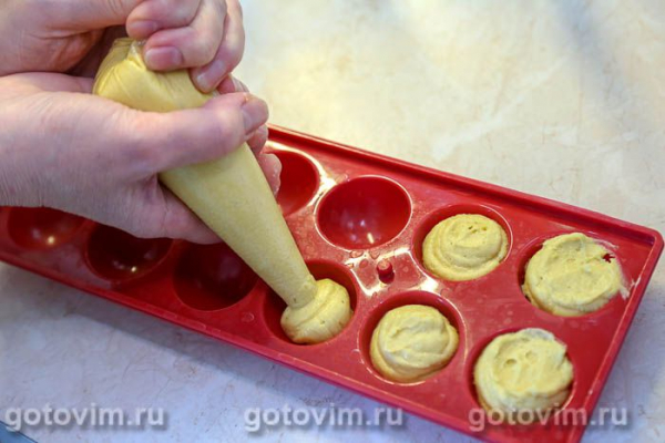 Кулич с начинкой крем-манго, белого шоколада и сливок 