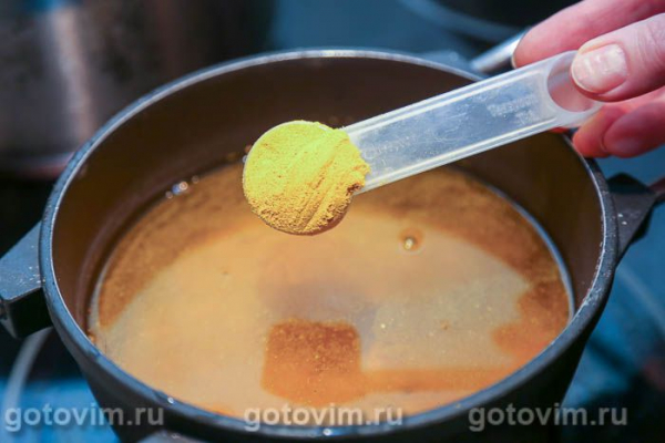 Как покрасить яйца куркумой