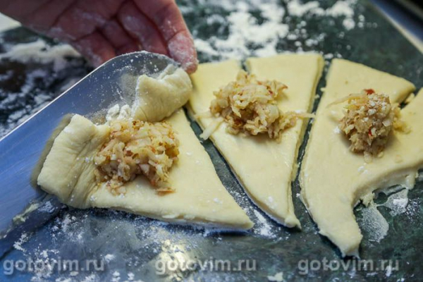 Рогалики с яблоками и орехами из теста на кефире