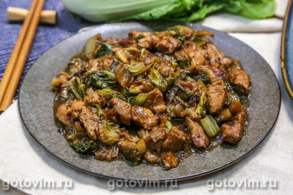 Свинина, жаренная с пекинской капустой и соевым соусом