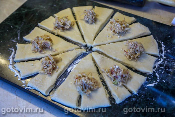 Рогалики с яблоками и орехами из теста на кефире