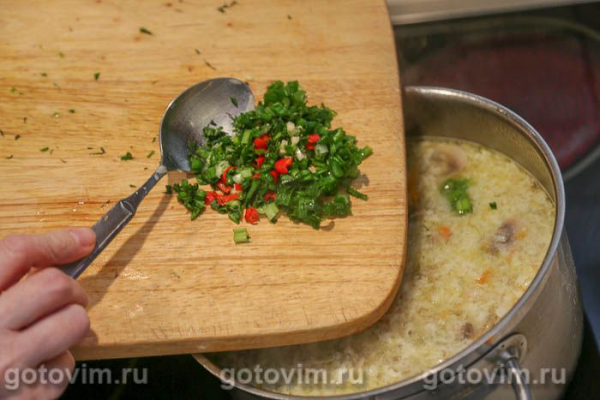 Суп куриный с грибами, перцем чили и яичной болтушкой