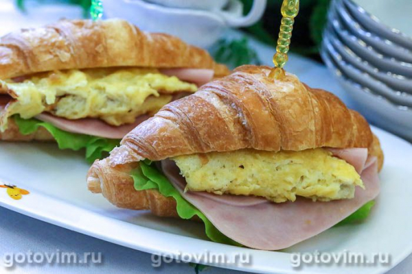 Круассан-сэндвич с ветчиной и яичницей