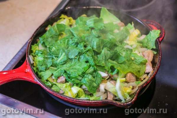 Свинина, жаренная с пекинской капустой и соевым соусом