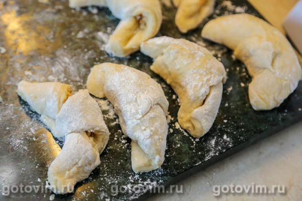 Рогалики с яблоками и орехами из теста на кефире