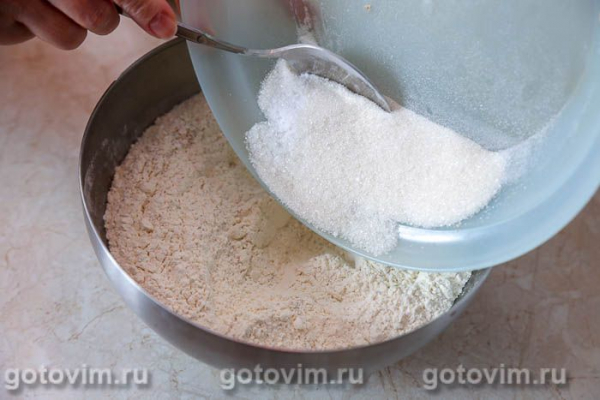 Кулич с изюмом и шоколадной начинкой