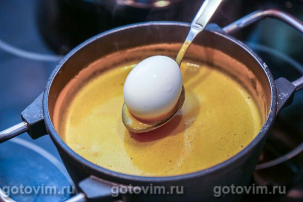 Как покрасить яйца куркумой
