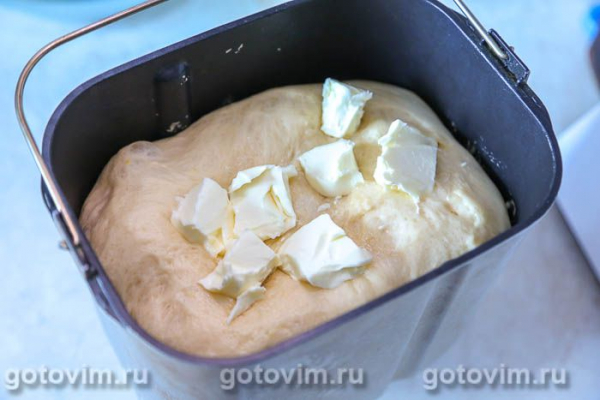 Кулич с изюмом и шоколадной начинкой