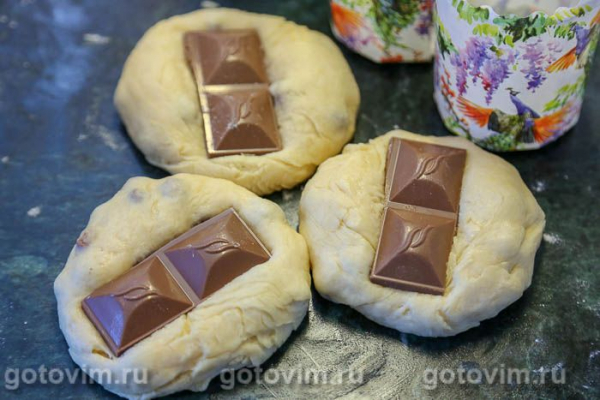 Кулич с изюмом и шоколадной начинкой