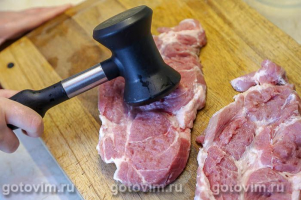 Отбивные из свиной шейки с соусом из феты и чили